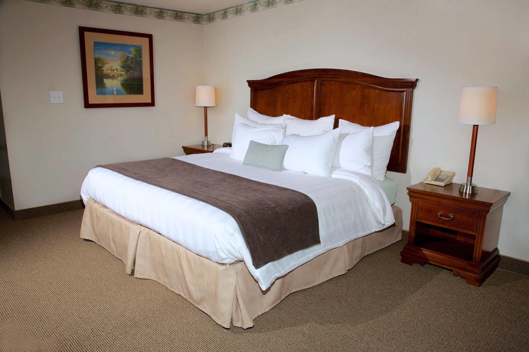 Holiday Hill Inn & Suites Dennisport Exteriör bild